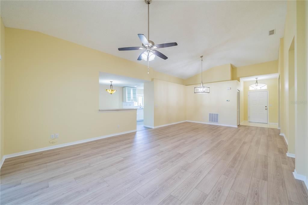 For Sale: $289,900 (2 beds, 2 baths, 1559 Square Feet)