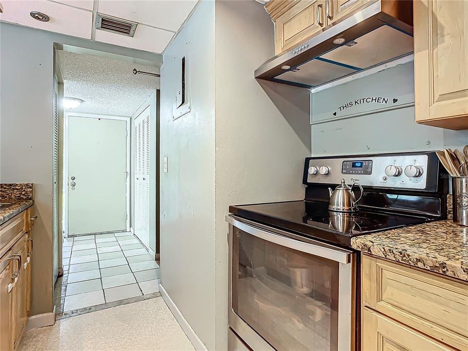 For Sale: $225,000 (2 beds, 2 baths, 897 Square Feet)