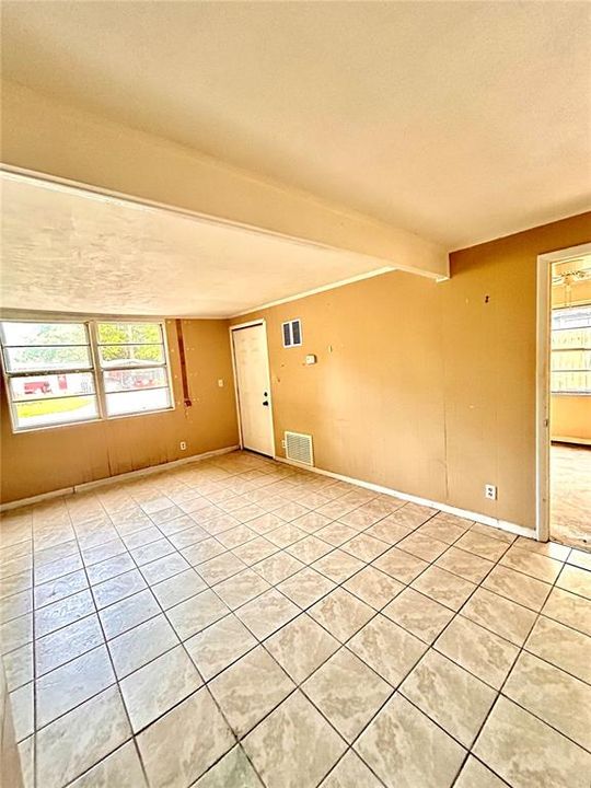 Activo con contrato: $169,000 (4 camas, 2 baños, 1727 Pies cuadrados)