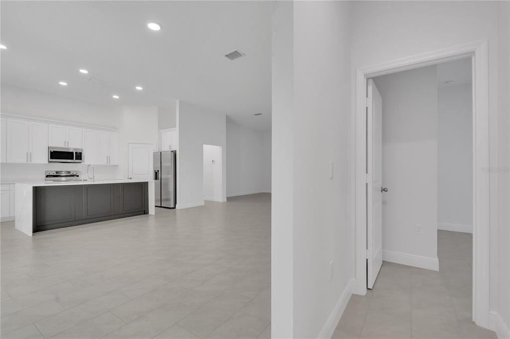 Activo con contrato: $459,000 (4 camas, 3 baños, 2170 Pies cuadrados)