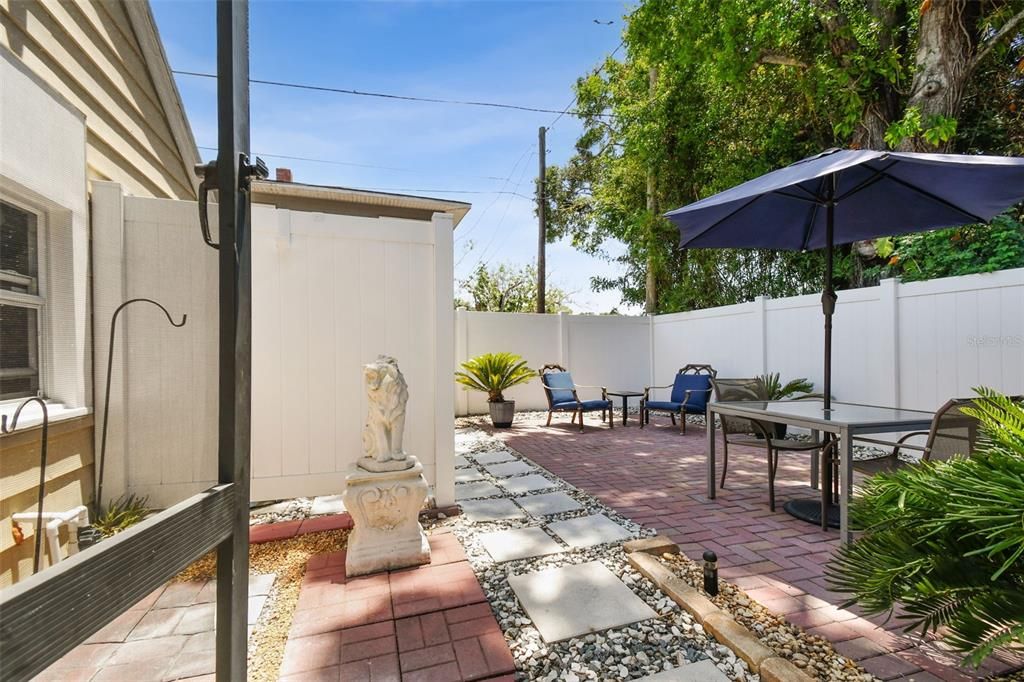 Active With Contract: $975,000 (5 beds, 2 baths, 2197 Square Feet)