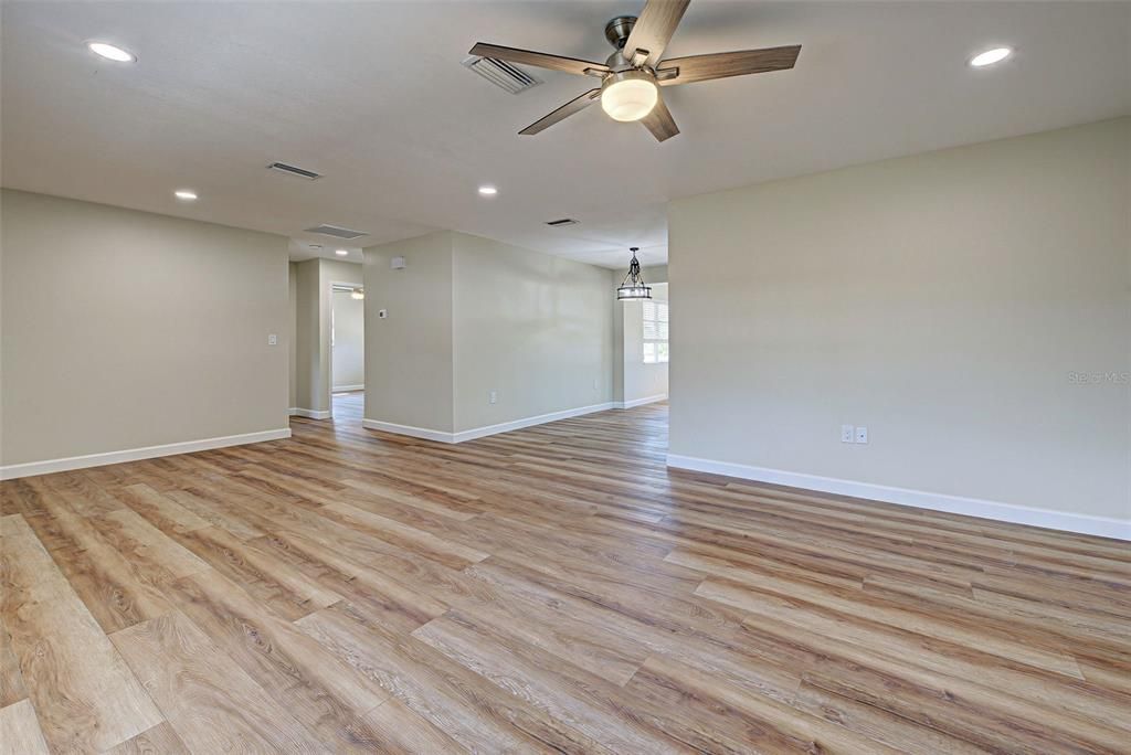 For Sale: $325,000 (2 beds, 2 baths, 1319 Square Feet)