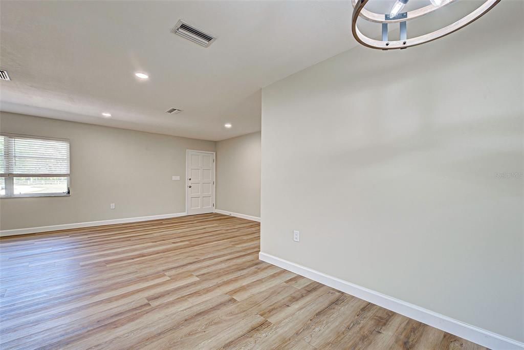 For Sale: $325,000 (2 beds, 2 baths, 1319 Square Feet)