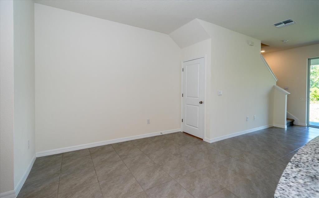 For Rent: $2,095 (3 beds, 2 baths, 1673 Square Feet)