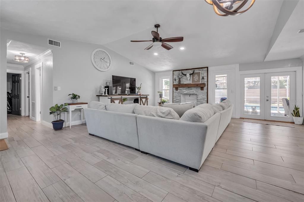 Active With Contract: $469,000 (3 beds, 2 baths, 1800 Square Feet)