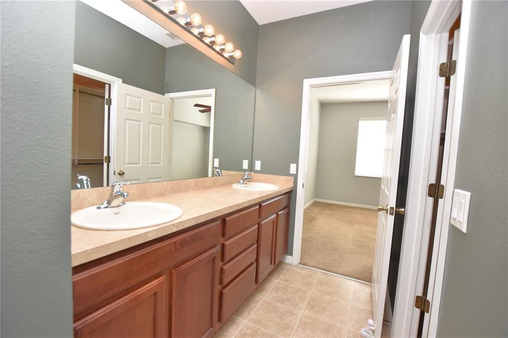 Active With Contract: $1,750 (2 beds, 2 baths, 1136 Square Feet)