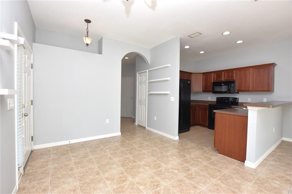 Active With Contract: $1,750 (2 beds, 2 baths, 1136 Square Feet)