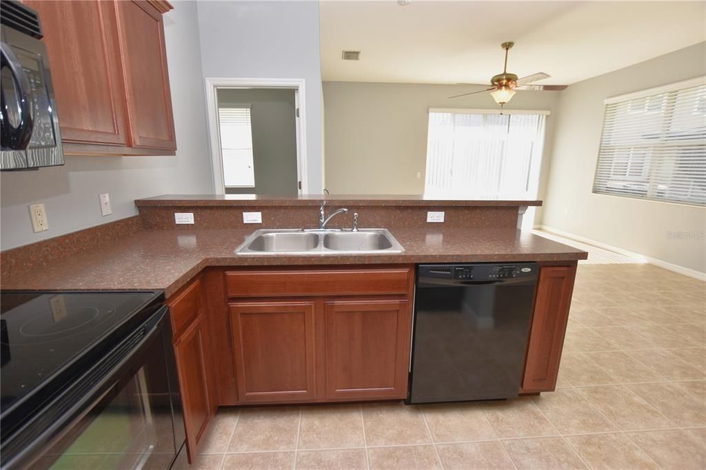 Active With Contract: $1,750 (2 beds, 2 baths, 1136 Square Feet)