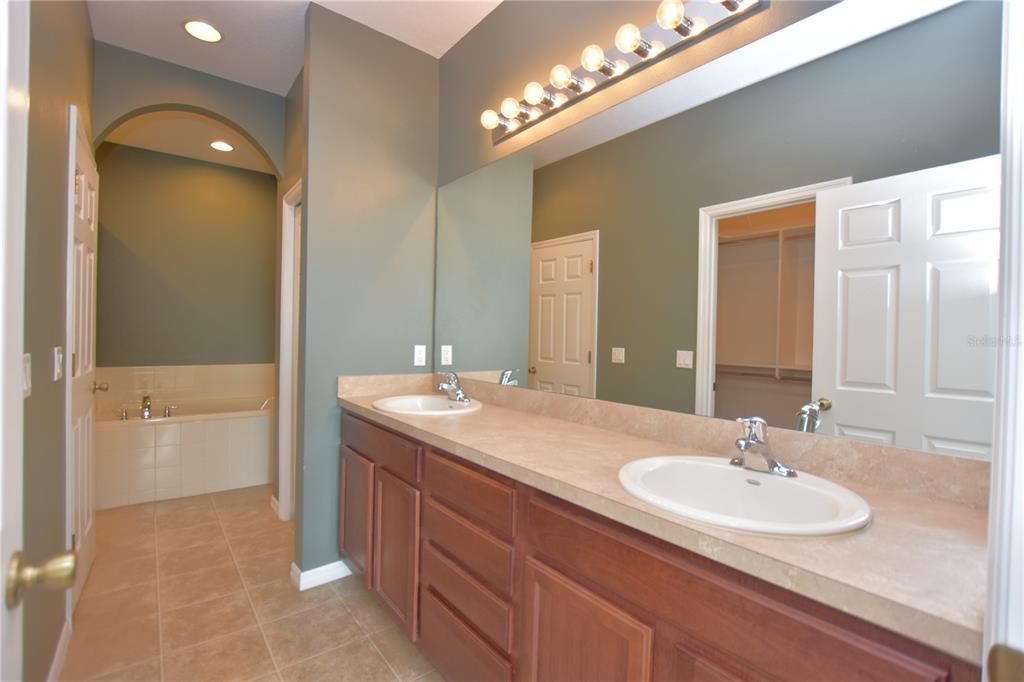 Active With Contract: $1,750 (2 beds, 2 baths, 1136 Square Feet)