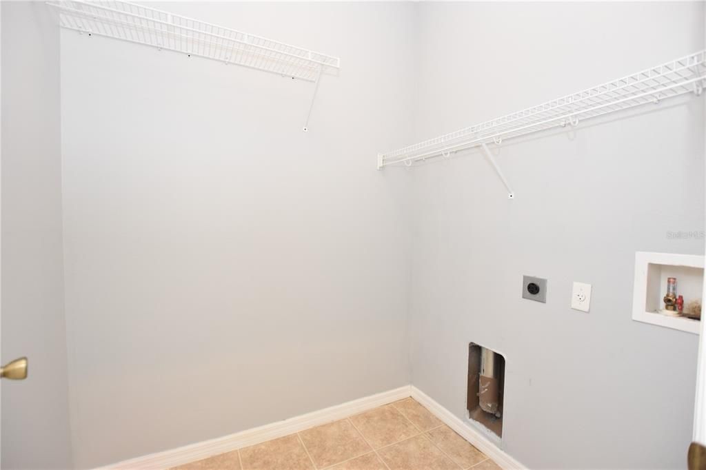 Active With Contract: $1,750 (2 beds, 2 baths, 1136 Square Feet)