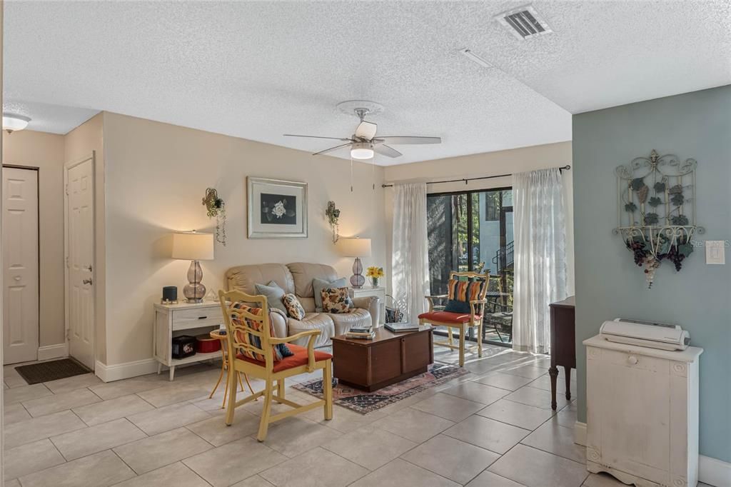 Active With Contract: $179,900 (1 beds, 1 baths, 729 Square Feet)