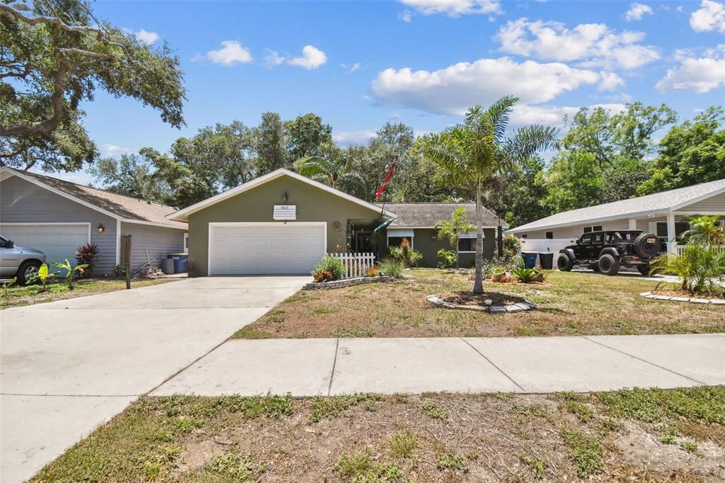 Active With Contract: $300,000 (3 beds, 2 baths, 1284 Square Feet)