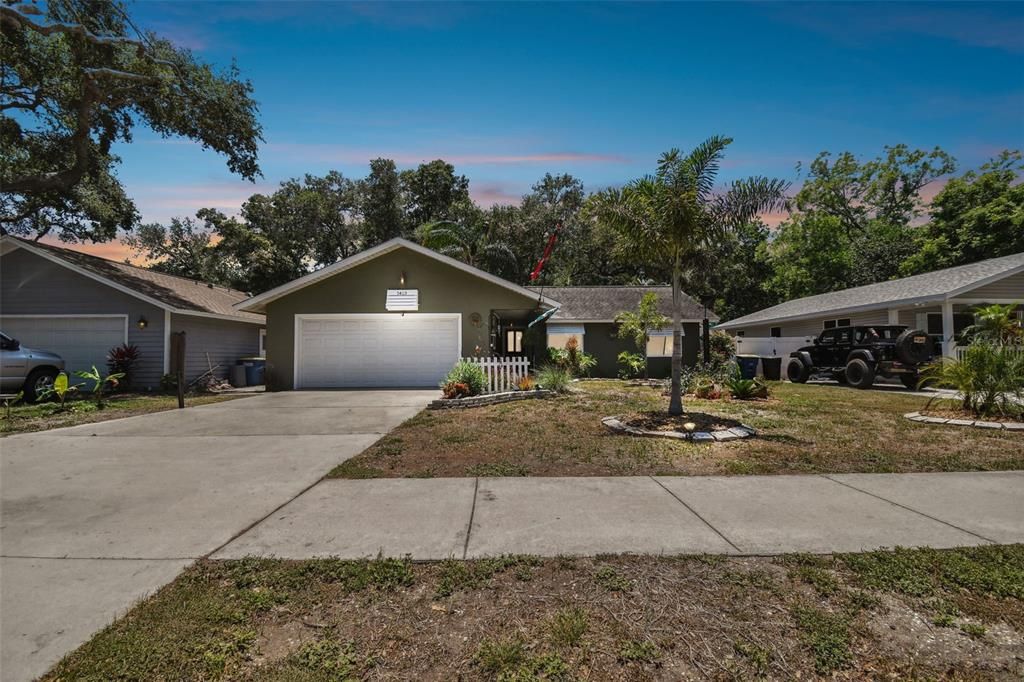 Active With Contract: $300,000 (3 beds, 2 baths, 1284 Square Feet)