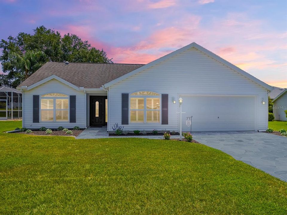 LOVELY 3 BEDROOM/2 BATH HOME IN THE VILLAGES IS A MUST-SEE!!!