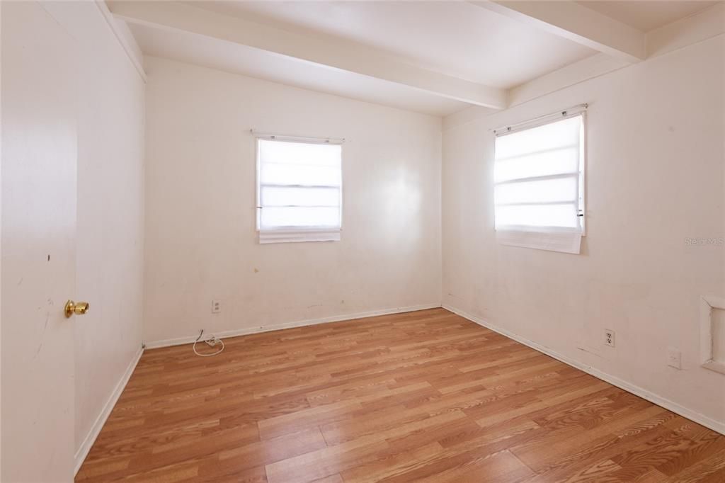 For Sale: $240,000 (4 beds, 1 baths, 1088 Square Feet)
