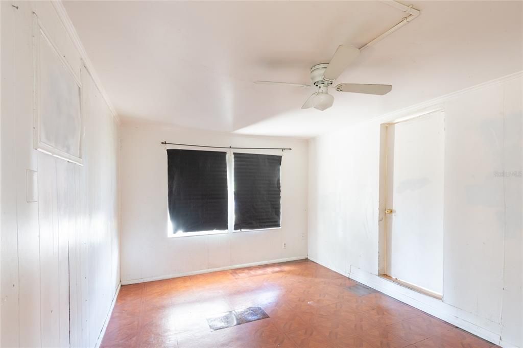 For Sale: $240,000 (4 beds, 1 baths, 1088 Square Feet)