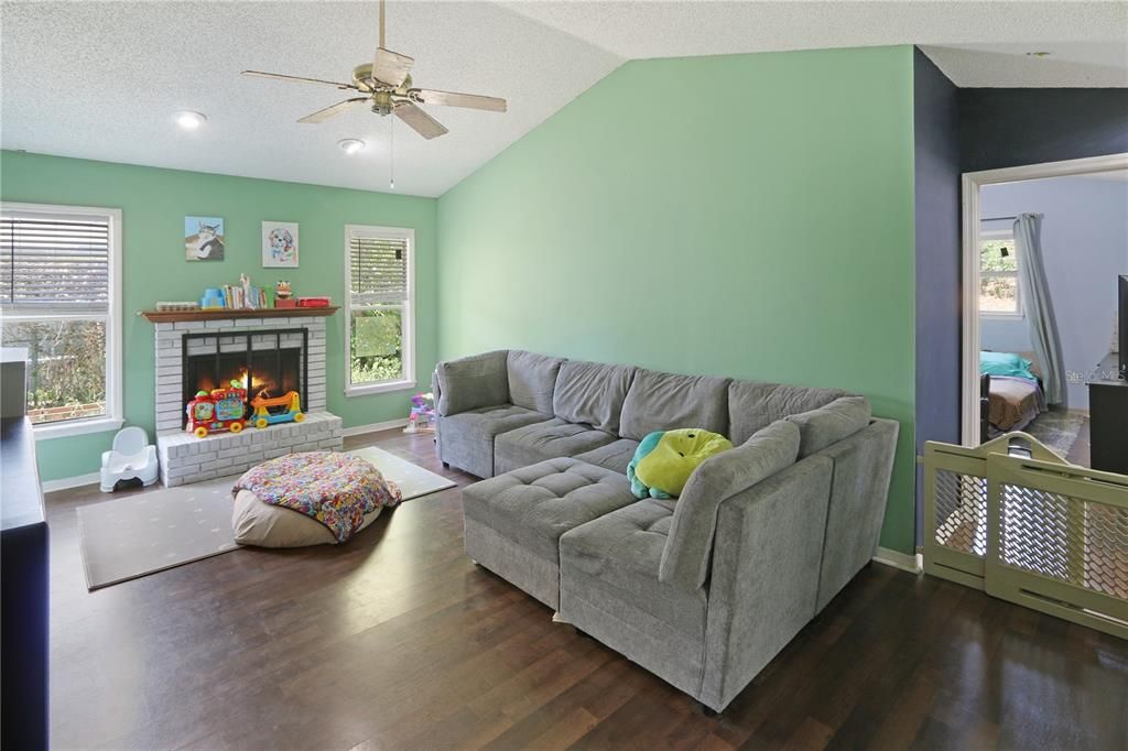 Active With Contract: $329,000 (3 beds, 2 baths, 1524 Square Feet)