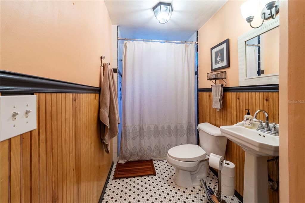 For Sale: $369,000 (2 beds, 2 baths, 2070 Square Feet)