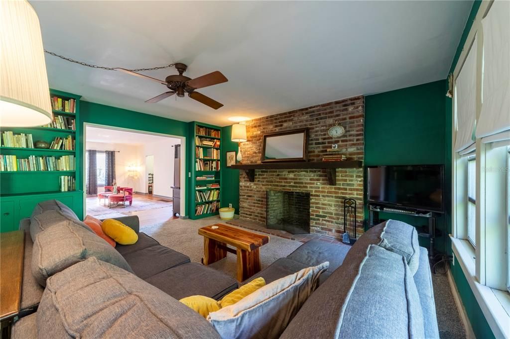 For Sale: $369,000 (2 beds, 2 baths, 2070 Square Feet)