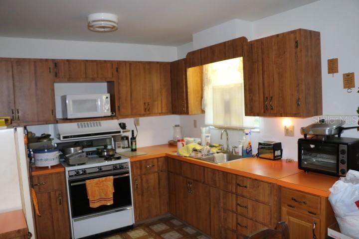 For Sale: $225,000 (2 beds, 1 baths, 1040 Square Feet)