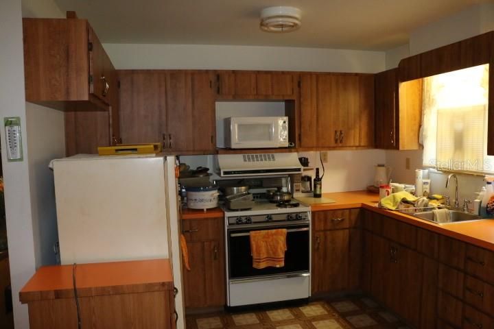 For Sale: $225,000 (2 beds, 1 baths, 1040 Square Feet)