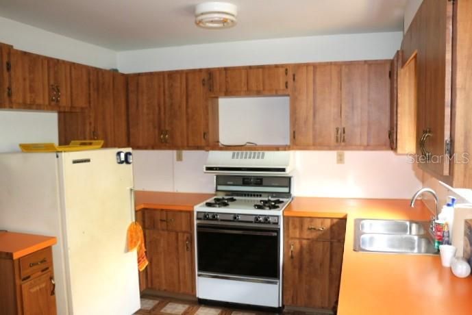 For Sale: $225,000 (2 beds, 1 baths, 1040 Square Feet)