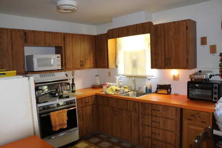 For Sale: $225,000 (2 beds, 1 baths, 1040 Square Feet)