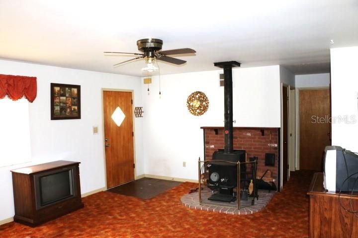 For Sale: $225,000 (2 beds, 1 baths, 1040 Square Feet)