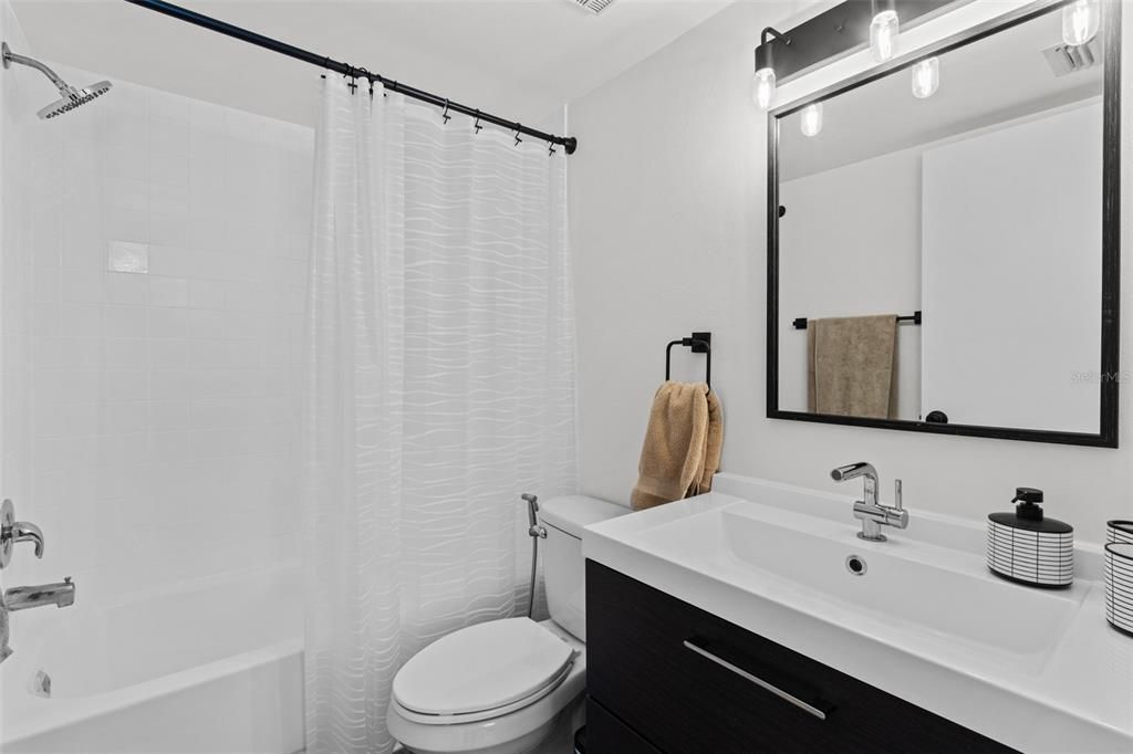Active With Contract: $249,900 (2 beds, 2 baths, 900 Square Feet)