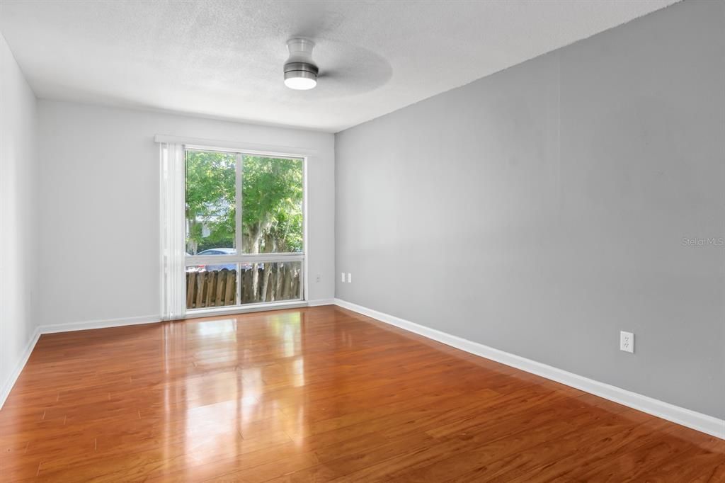 For Sale: $143,000 (1 beds, 1 baths, 642 Square Feet)