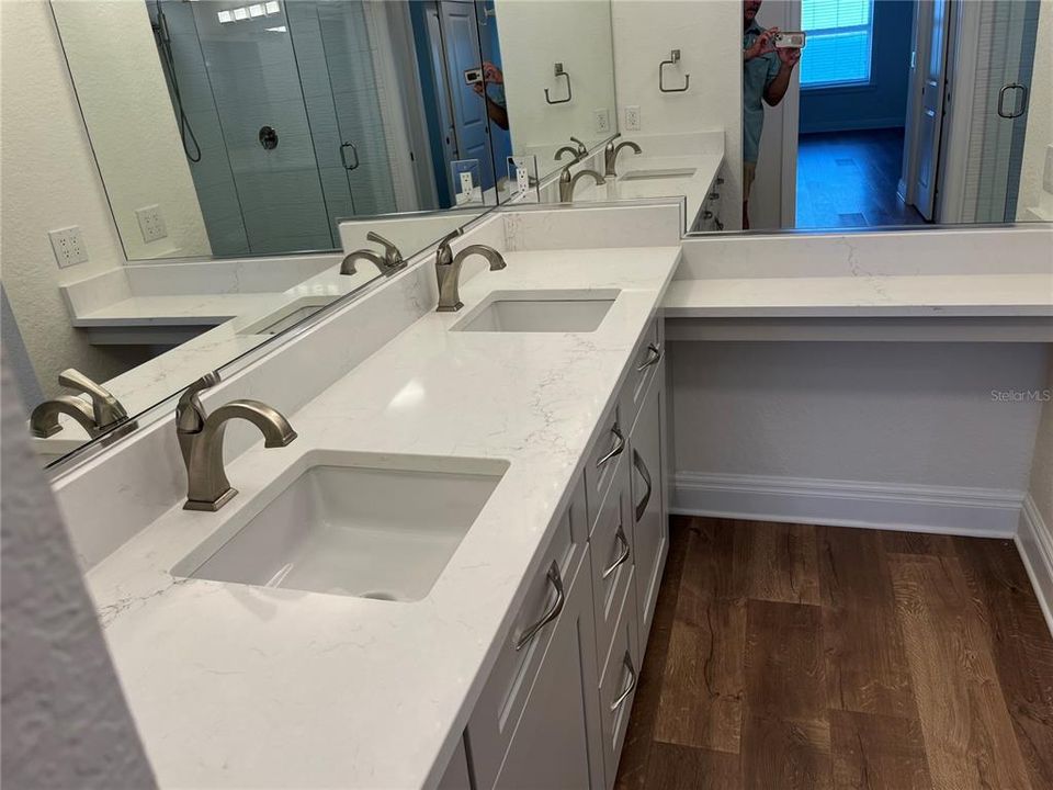 Double sinks in primary bathroom