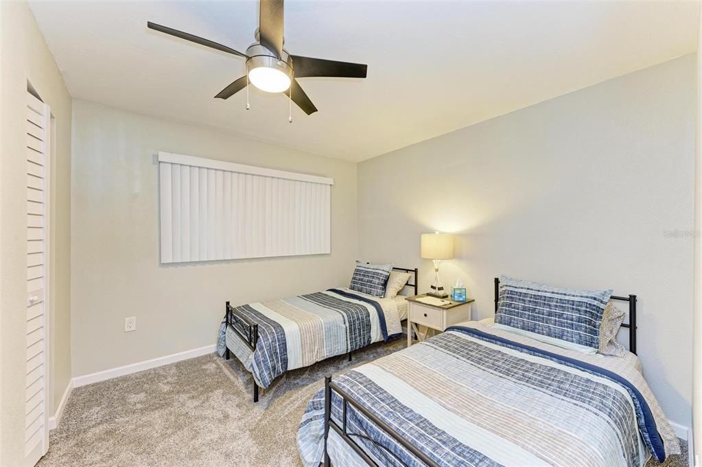 Active With Contract: $185,000 (2 beds, 1 baths, 985 Square Feet)