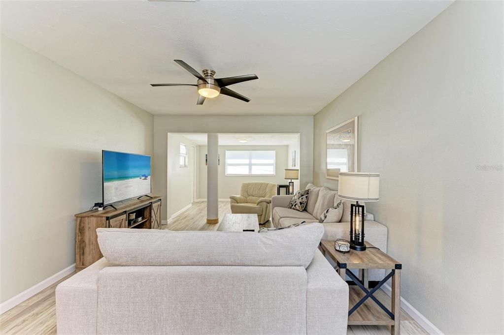 Active With Contract: $185,000 (2 beds, 1 baths, 985 Square Feet)