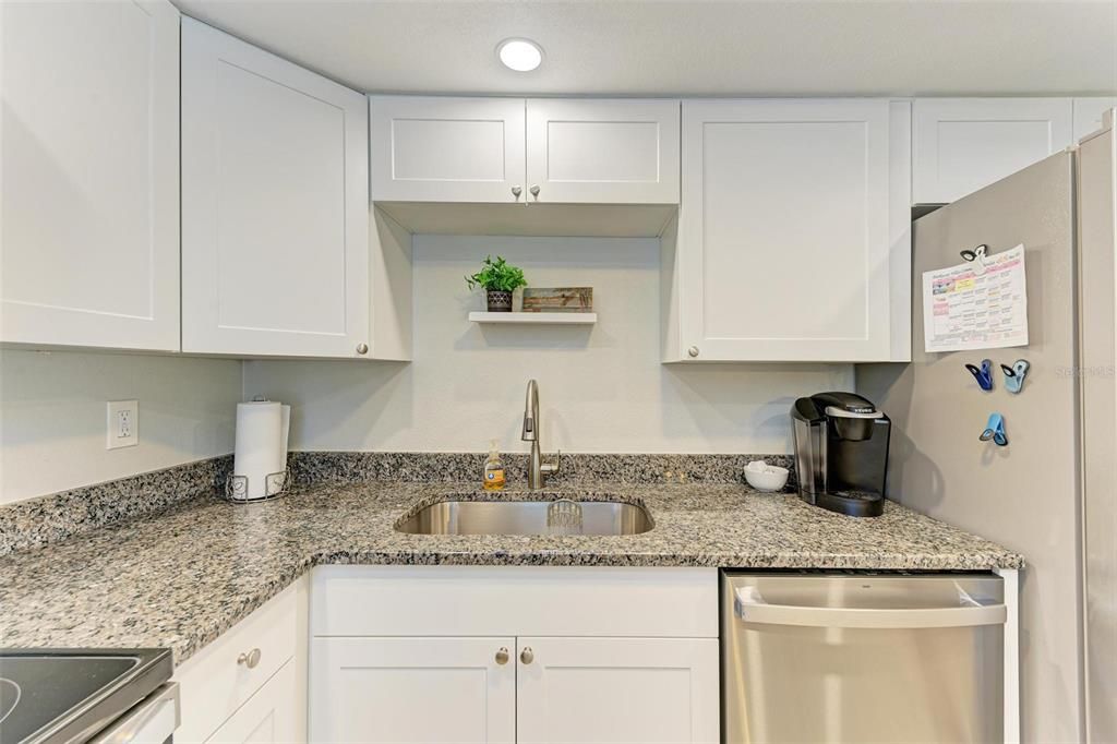 Active With Contract: $185,000 (2 beds, 1 baths, 985 Square Feet)