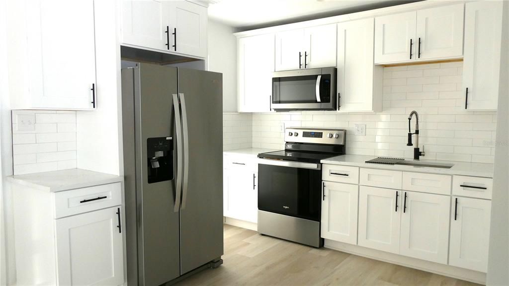 Active With Contract: $1,350 (1 beds, 1 baths, 550 Square Feet)