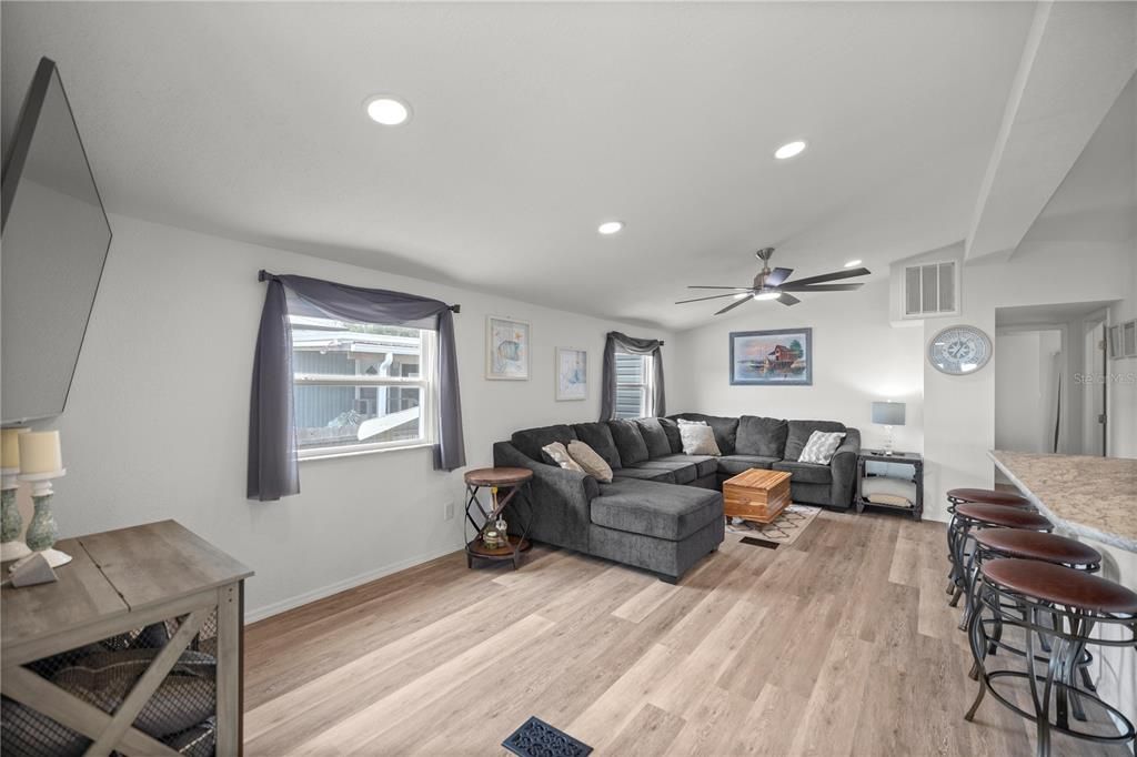 For Sale: $559,000 (2 beds, 2 baths, 1280 Square Feet)