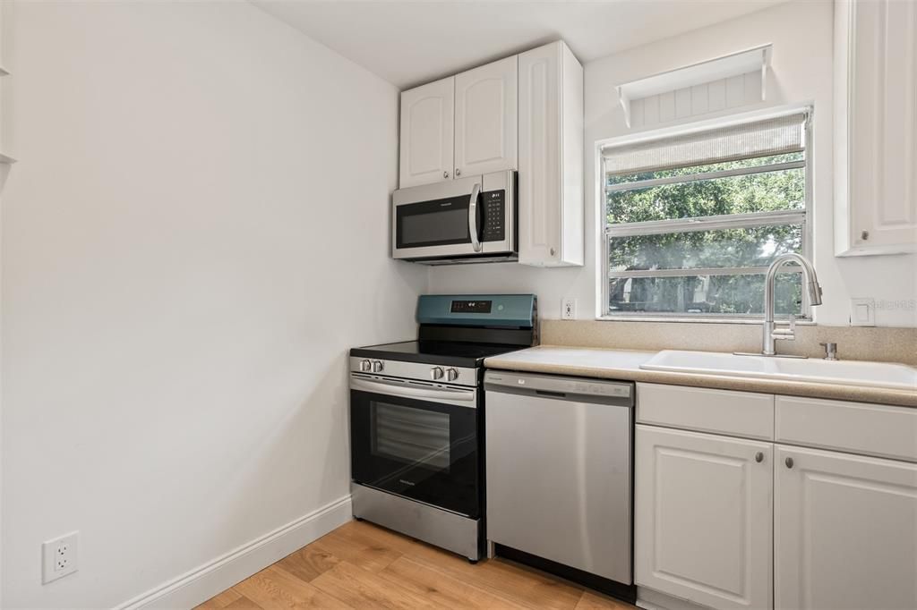 Recently Sold: $295,000 (1 beds, 1 baths, 684 Square Feet)