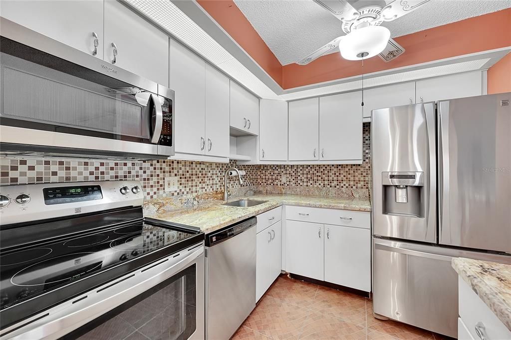 For Sale: $190,000 (1 beds, 2 baths, 827 Square Feet)