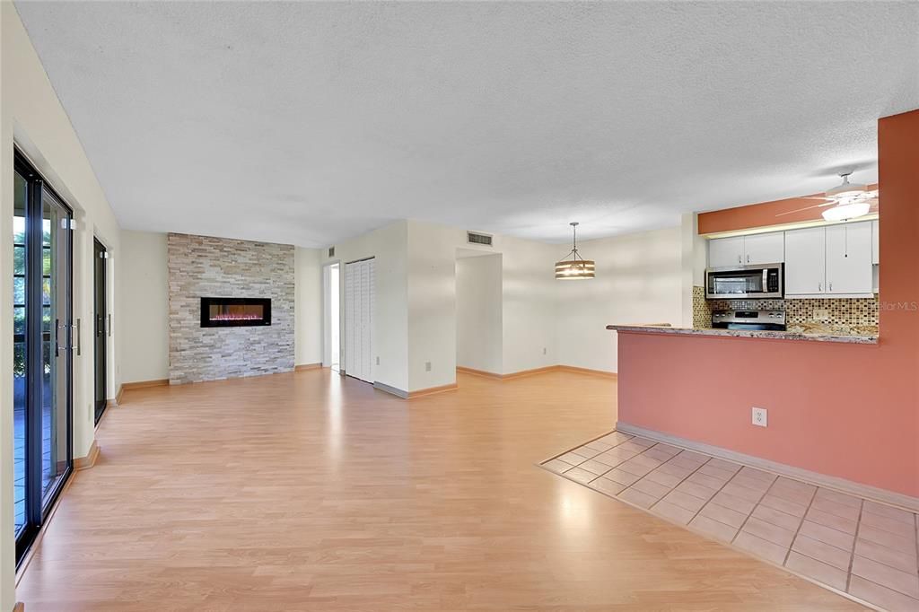 For Sale: $190,000 (1 beds, 2 baths, 827 Square Feet)