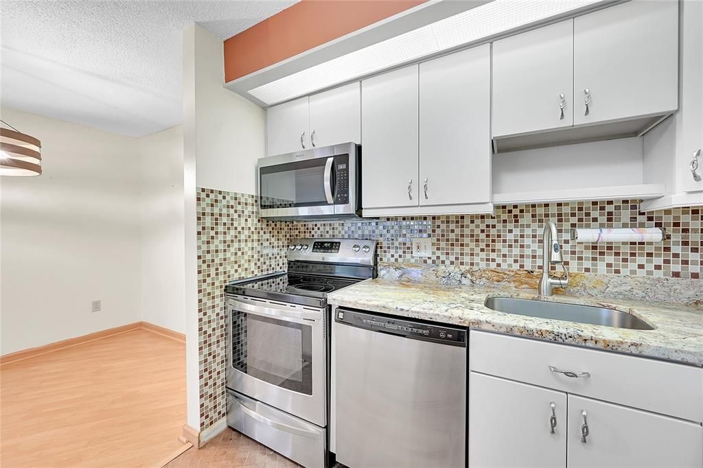 For Sale: $190,000 (1 beds, 2 baths, 827 Square Feet)