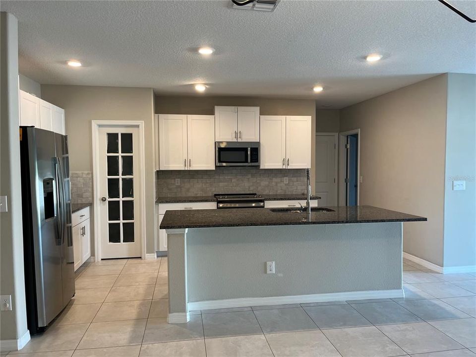 Active With Contract: $2,850 (6 beds, 3 baths, 2578 Square Feet)