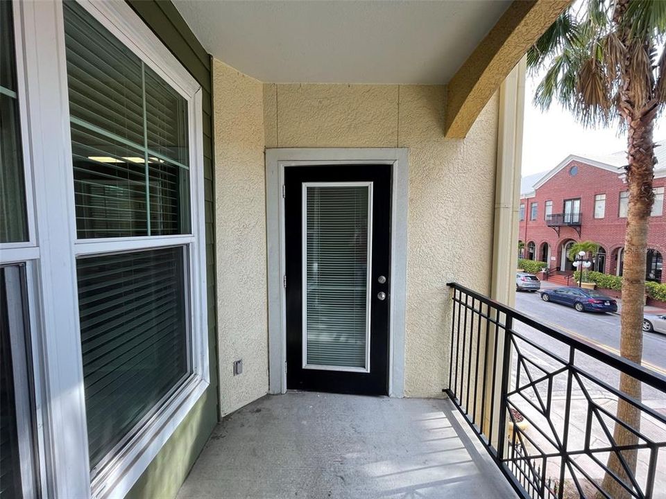 Active With Contract: $1,600 (1 beds, 1 baths, 885 Square Feet)