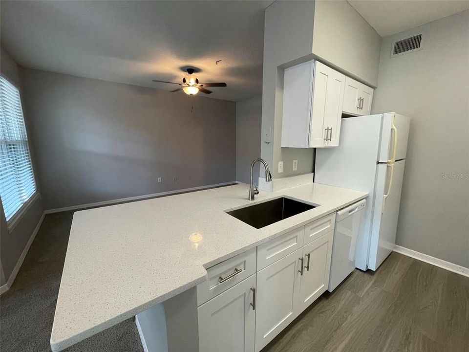 Active With Contract: $1,600 (1 beds, 1 baths, 885 Square Feet)