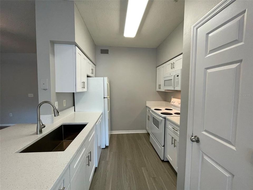 Active With Contract: $1,600 (1 beds, 1 baths, 885 Square Feet)