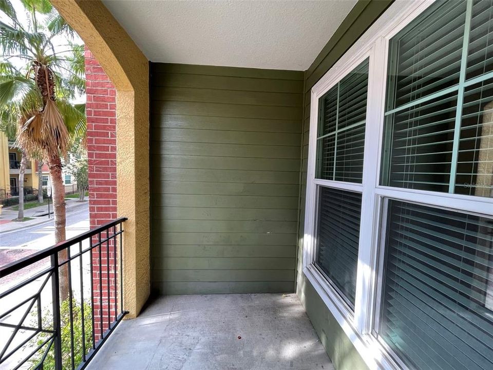 Active With Contract: $1,600 (1 beds, 1 baths, 885 Square Feet)