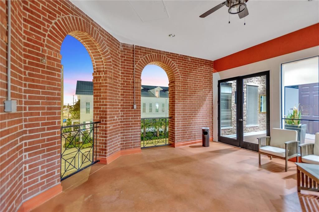 Active With Contract: $1,600 (1 beds, 1 baths, 885 Square Feet)