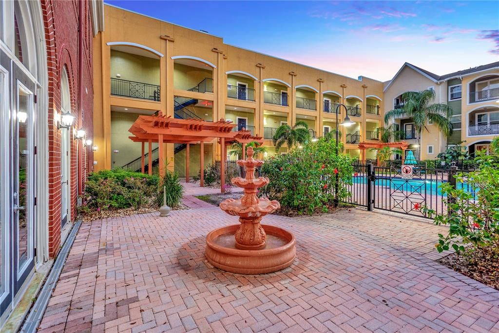 Active With Contract: $1,600 (1 beds, 1 baths, 885 Square Feet)