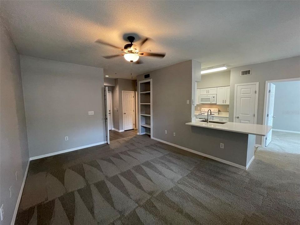 Active With Contract: $1,600 (1 beds, 1 baths, 885 Square Feet)