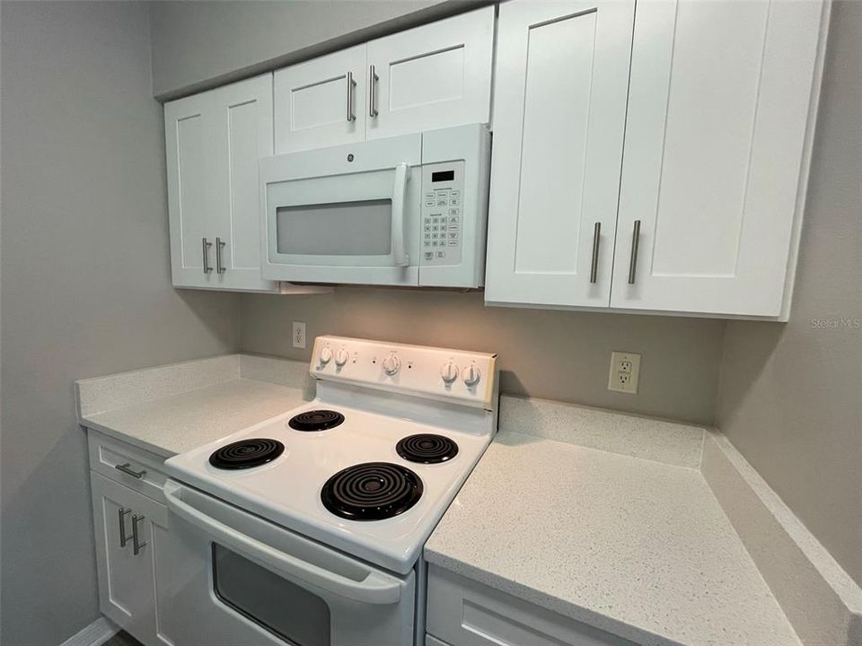 Active With Contract: $1,600 (1 beds, 1 baths, 885 Square Feet)