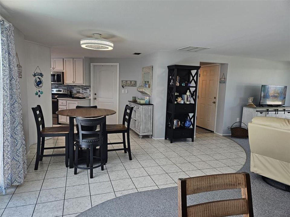 For Sale: $748,000 (2 beds, 2 baths, 1285 Square Feet)